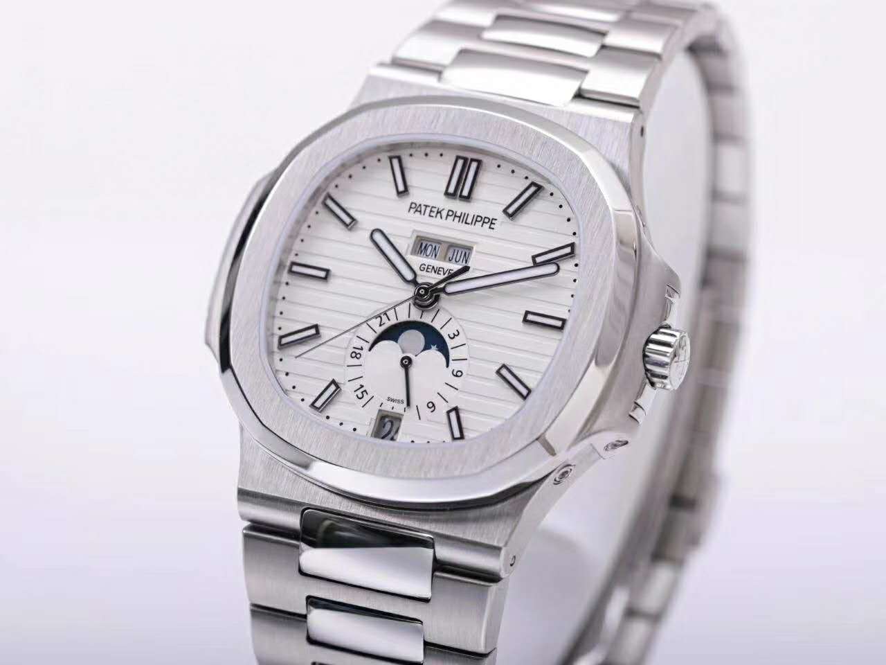 Nautilus 5726/1A-010 White Dial in Steel