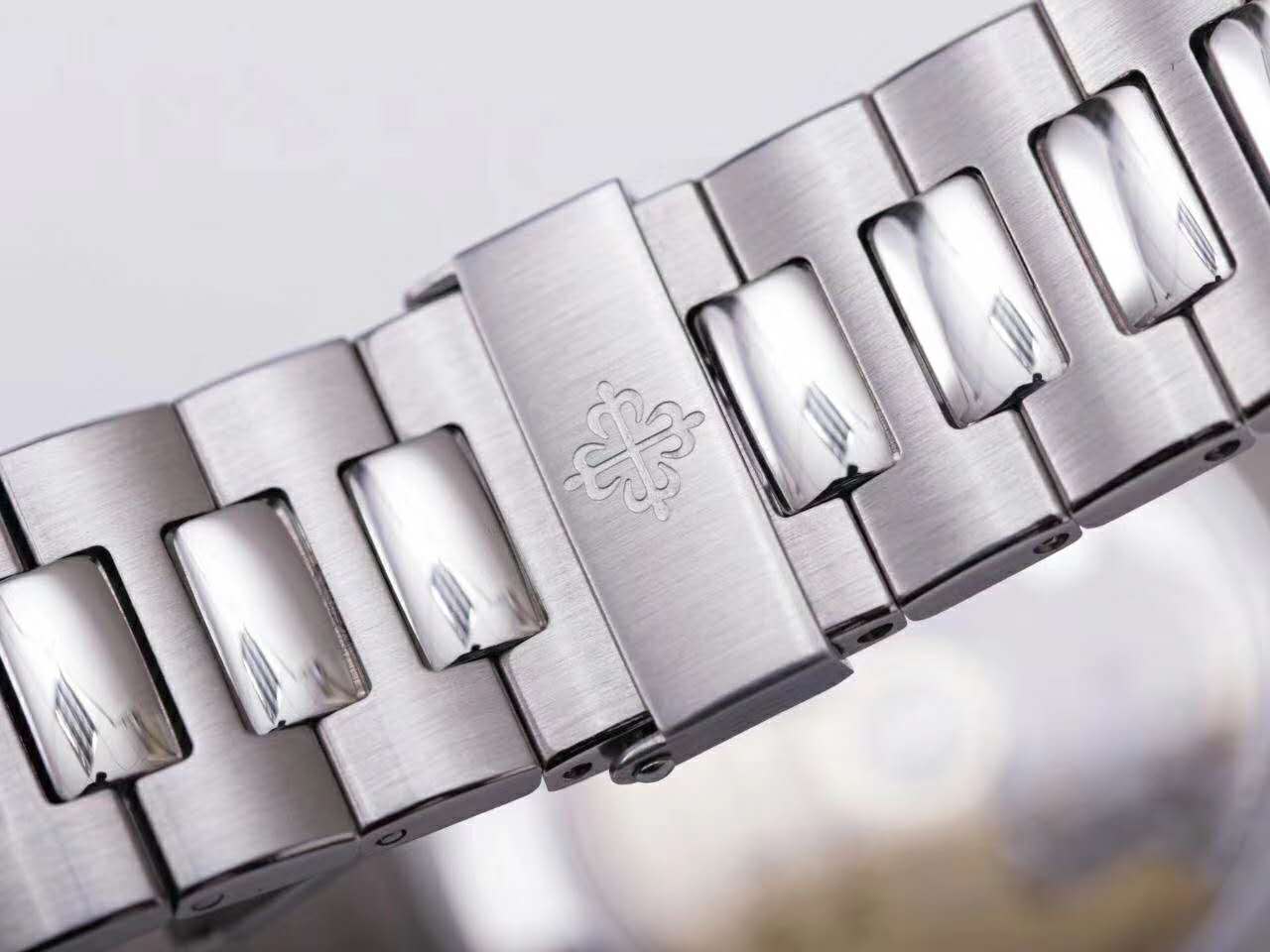 Nautilus 5726/1A-001 Grey Dial in Steel